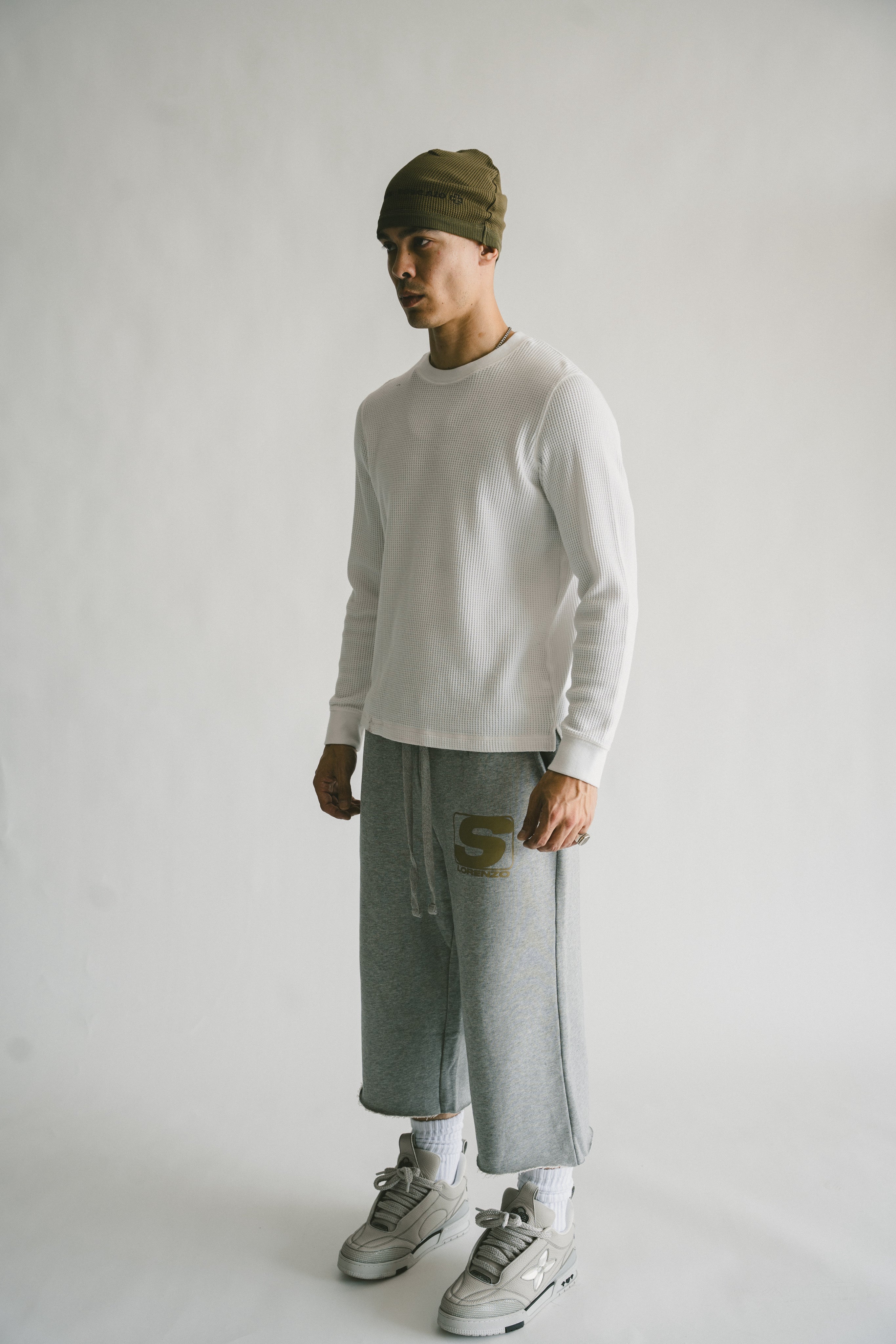 GREY 3/4 SHORTS